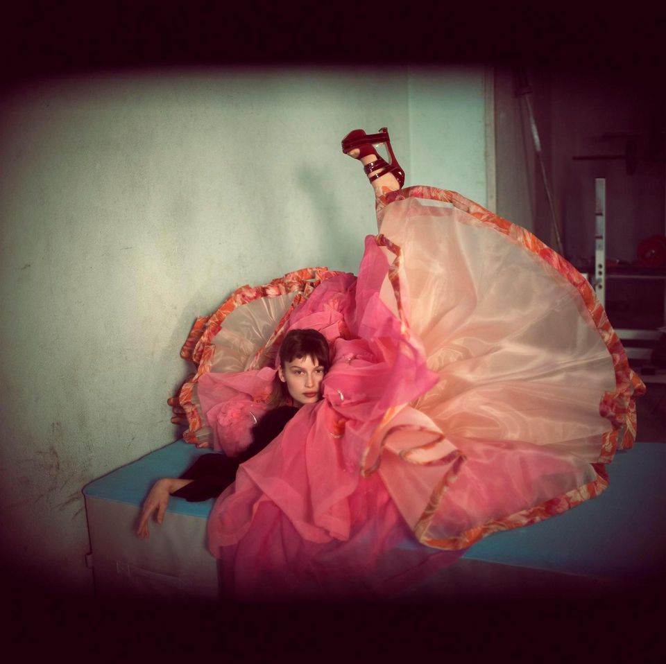 Летиция Каста в фотосессии Марио Тестино для журнала Vogue Paris