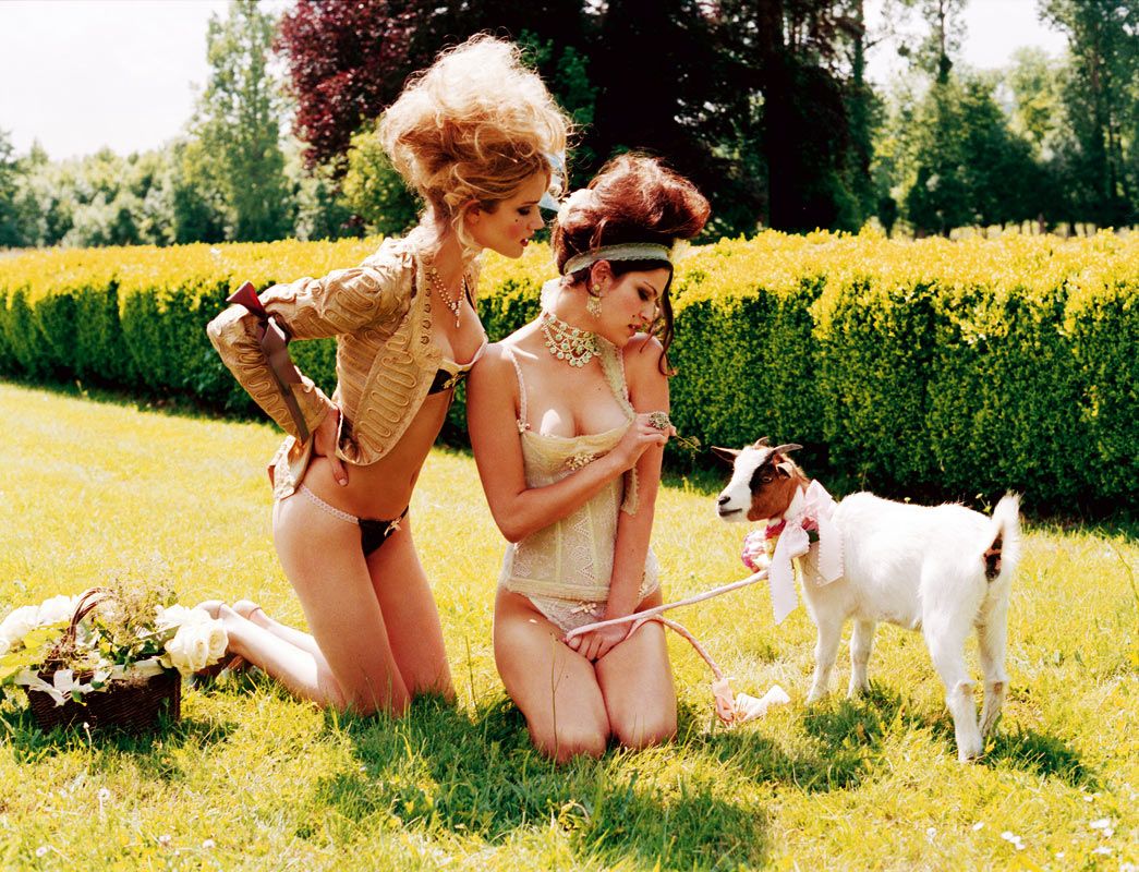 Роузи Хантингтон-Уайтли и Мелисса Роуз Харо в 2006 году в рекламе марки белья Chantal Thomass