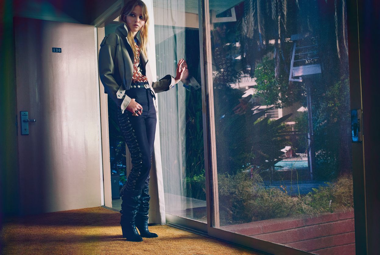 Дженнифер Лоуренс в фотосессии Аласдера Маклеллана для журнала Vogue